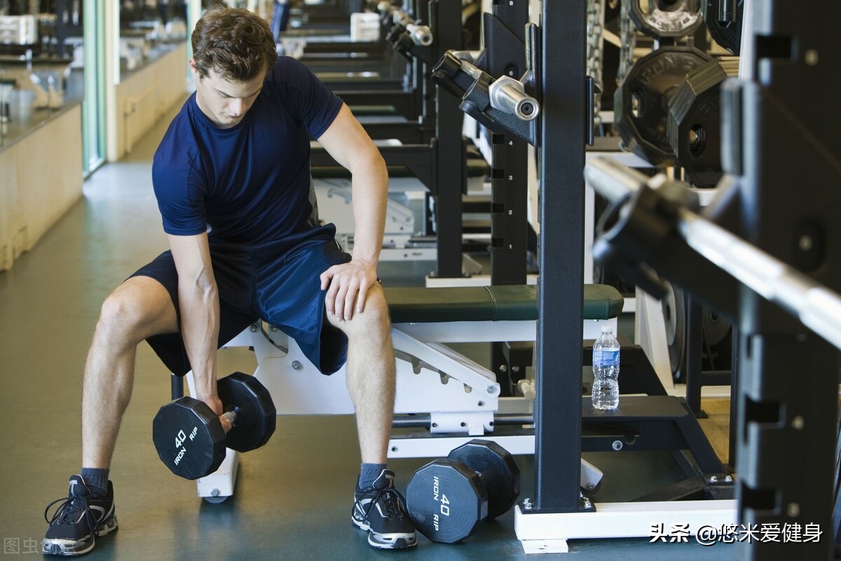 哑铃初学者如何锻炼臂力,如何用哑铃训练小臂肌肉和力量
