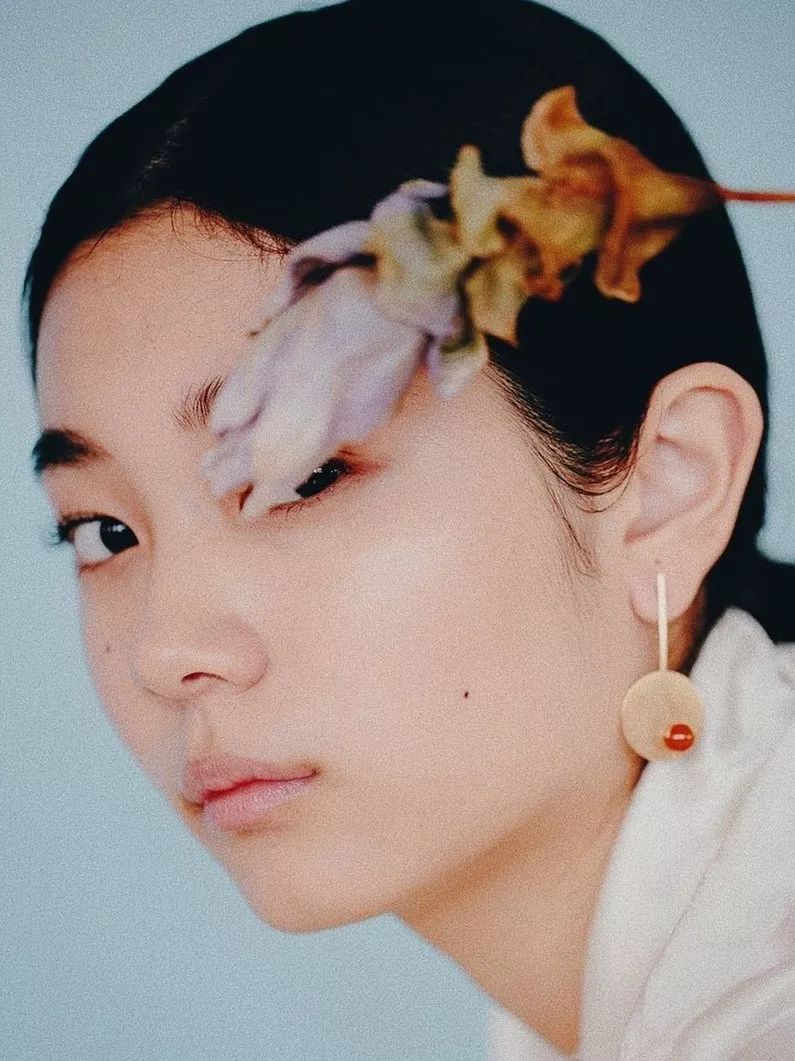 这些韩国女星的“明艳系”妆容，太适合扁平脸女生参考了