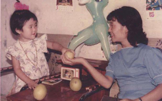 被拆家门抵债，为初恋写书？“拼命三娘”谢娜忘不了的苦甜往事