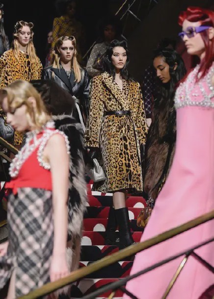 时装周看明星秀场,时装周走秀朋友圈背景