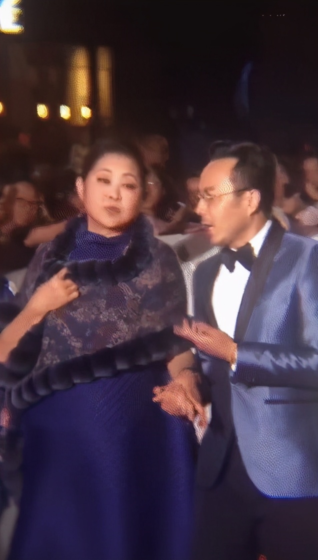 61岁倪萍暴瘦！走路踉跄获朱迅搀扶，身体状态惹网友担忧