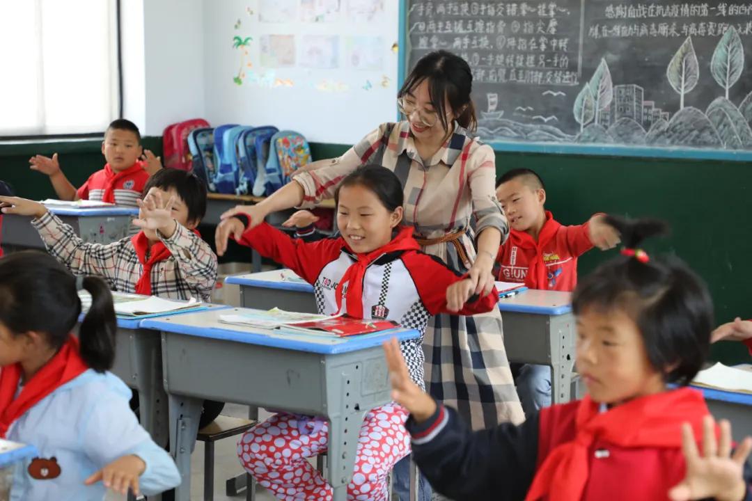 河北女孩儿意大利留学归来却到偏远山区教音乐,她把那里称作“世外桃源”