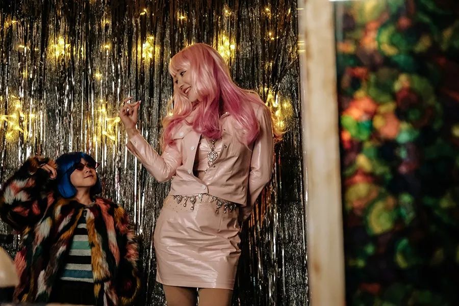 一个低胸性感女王，私底下想活得更严肃和朴素