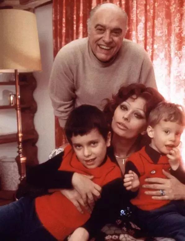 索菲亚写真照全集,索菲亚身材大秀