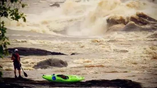 为了呈现真实的感观，这些特技演员太拼了