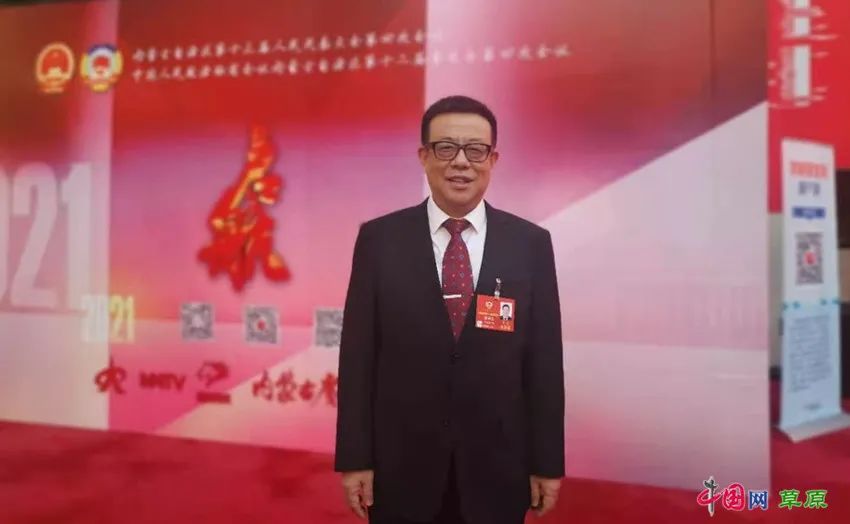 “草原诗人”冰风:不愿再看到“两匹马,在草原的网围栏两侧徘徊”