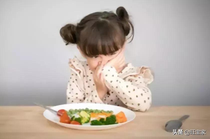 宝宝粑粑里有黑色条状物,宝宝粑粑里有小黑块