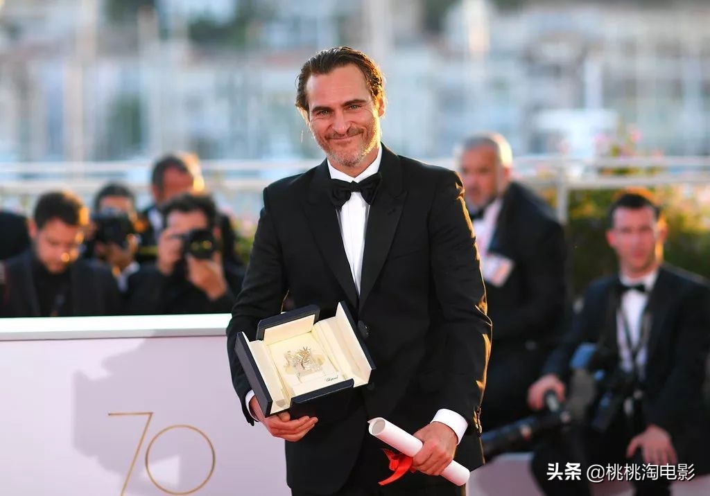 华金菲尼克斯名利场采访,华金菲尼克斯小丑西装