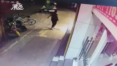 连踹四脚男子街头踢死小猫,男子虐待猫咪被学生暴打