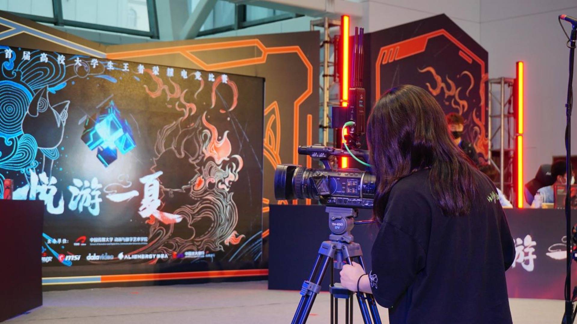 中国传媒大学如何在30秒内同台变换电竞赛事与舞台节目的拍摄直播