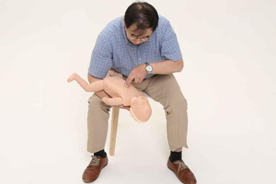 宝宝吃东西不小心卡住怎么办?关键时刻你能救孩子一命吗?家中有宝宝的家长一定要学会海姆立克急救法