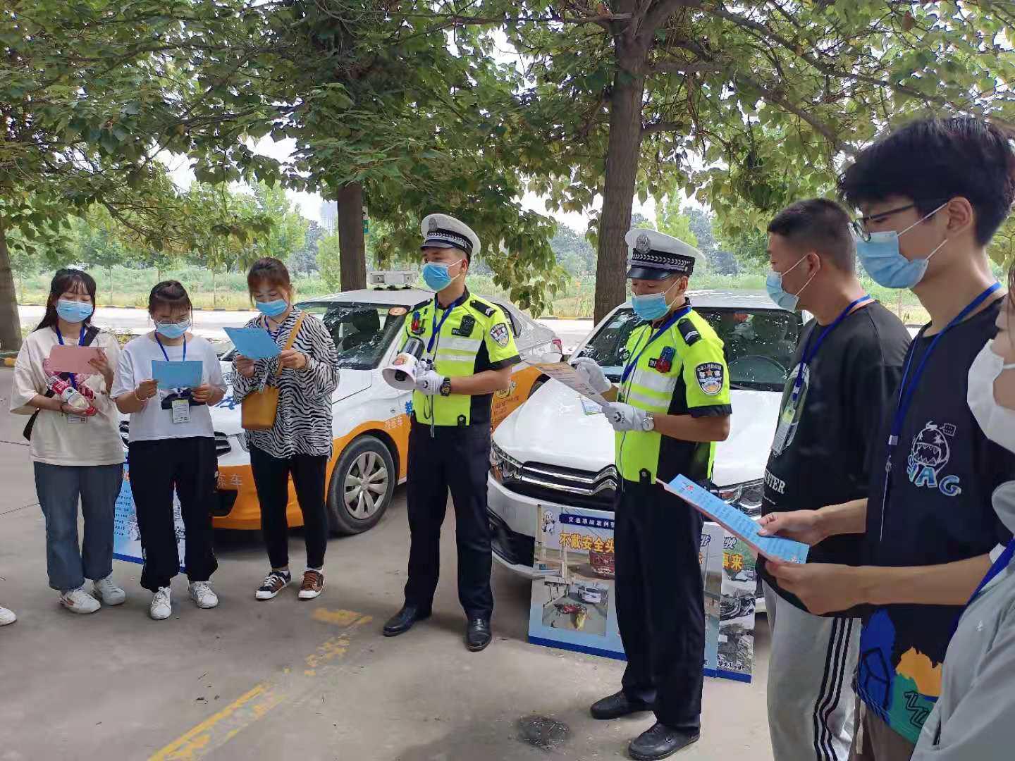 聚大荔·大荔鸿运驾校与城区交警中队开展交通安全进驾校宣传活动