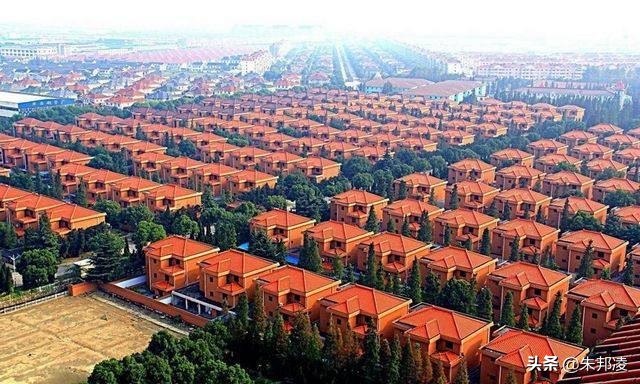 “天下第一村”卖股为生！负债389亿，还能家家住别墅​吗？
