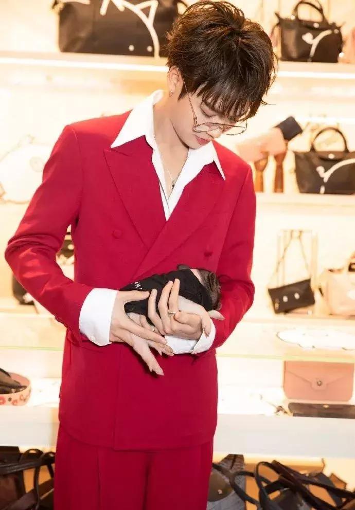 欧阳娜娜戚薇刘海,欧阳娜娜周冬雨刘昊然