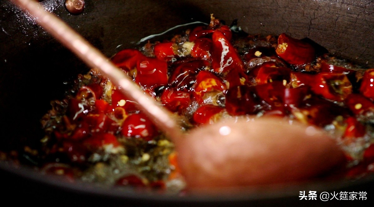 不二酸菜沸腾鱼,四川酸菜鱼正宗做法热油