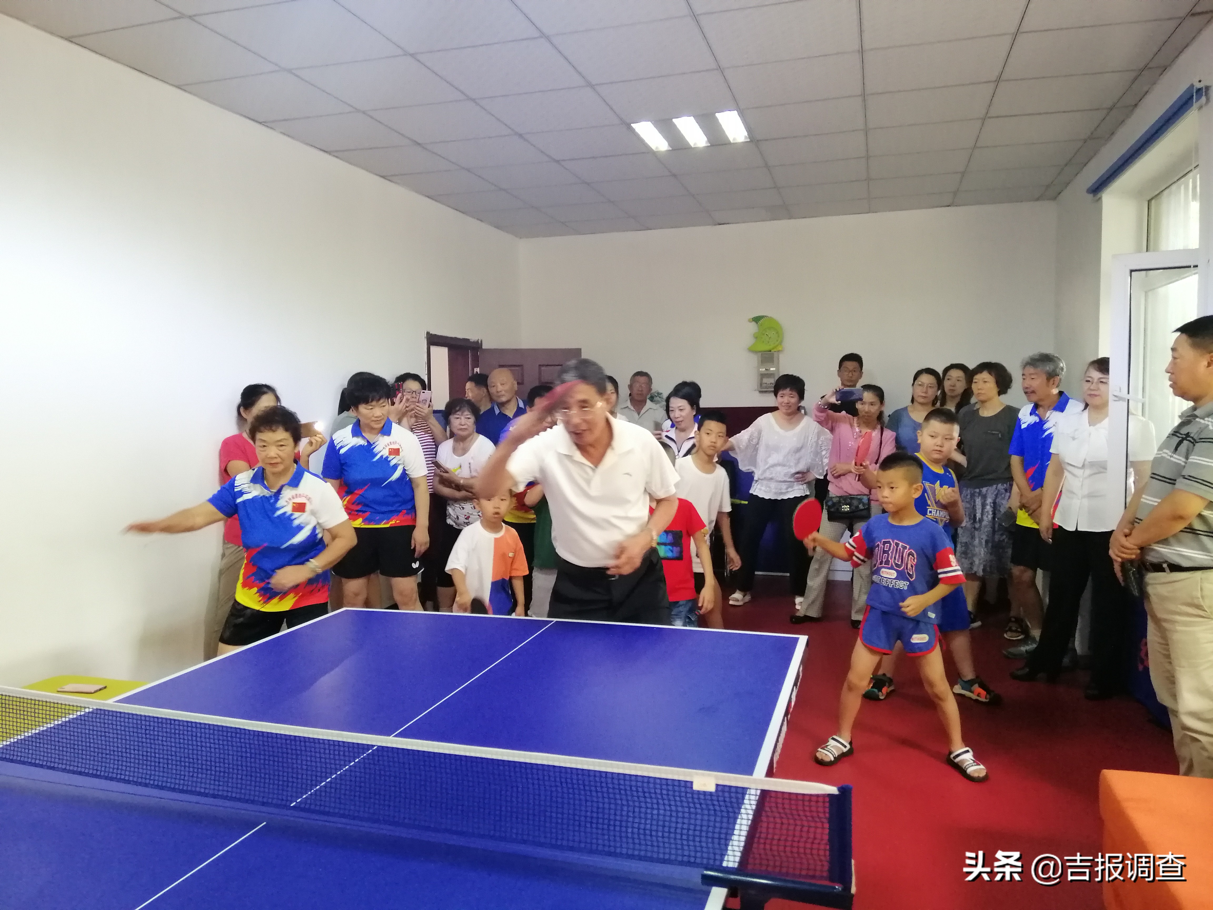 长春市青浦社区少儿乒乓球公益班开课，世界冠军的父亲前来助阵