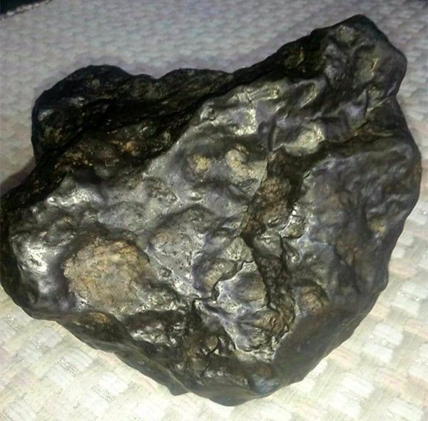 坠落在青海的陨石长什么样,13公斤陨石坠落地球原陨石得多大