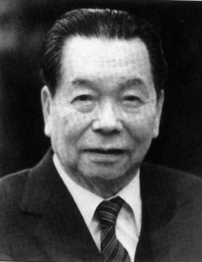 1952年澳葡挑衅，*剑英叶**关闭闸门，澳门王出面了，其子成首届特首