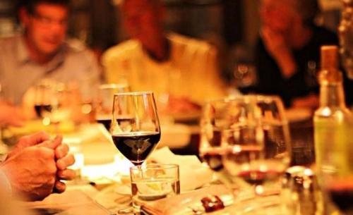 油腻老男人在酒局中给年轻女孩设套的全过程？!