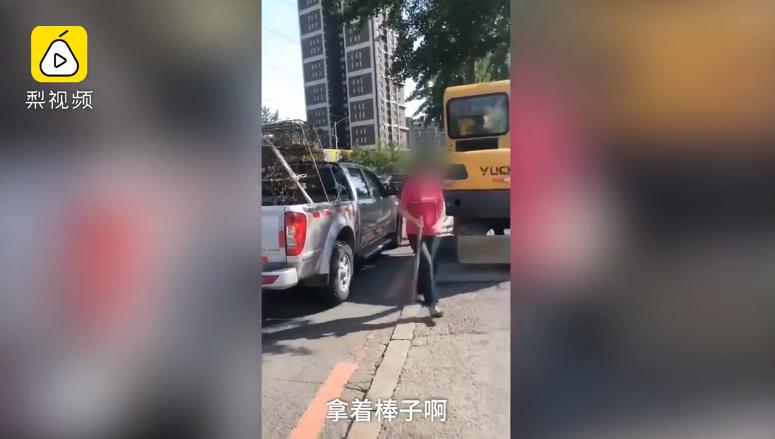 沈阳男女当街扑杀流浪狗,沈阳一男女当街抓狗