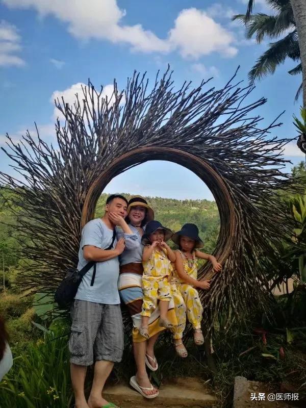 “兄弟姐妹们还在战斗！”医生蹲家门口吃了5个汤圆就走了，还有孩子对妈妈说，“我在家不出门，很听话！”