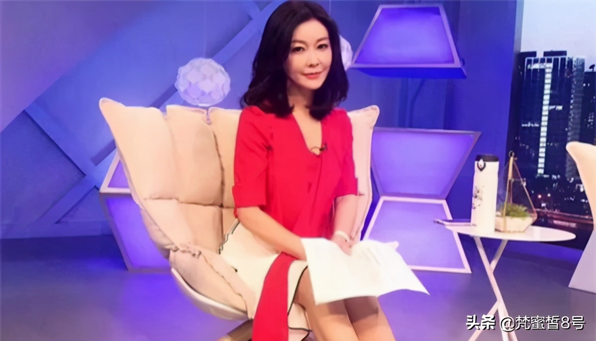 前央视主持王小骞现身，直言高跟鞋是刑具，丁克14年现成女儿奴