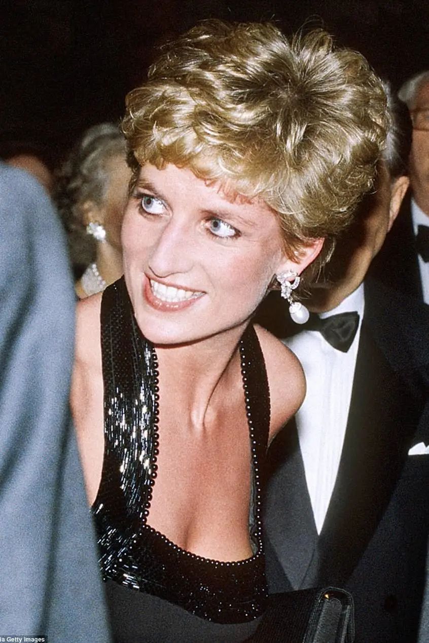 戴妃经典款戒指,戴妃蓝宝石珠宝