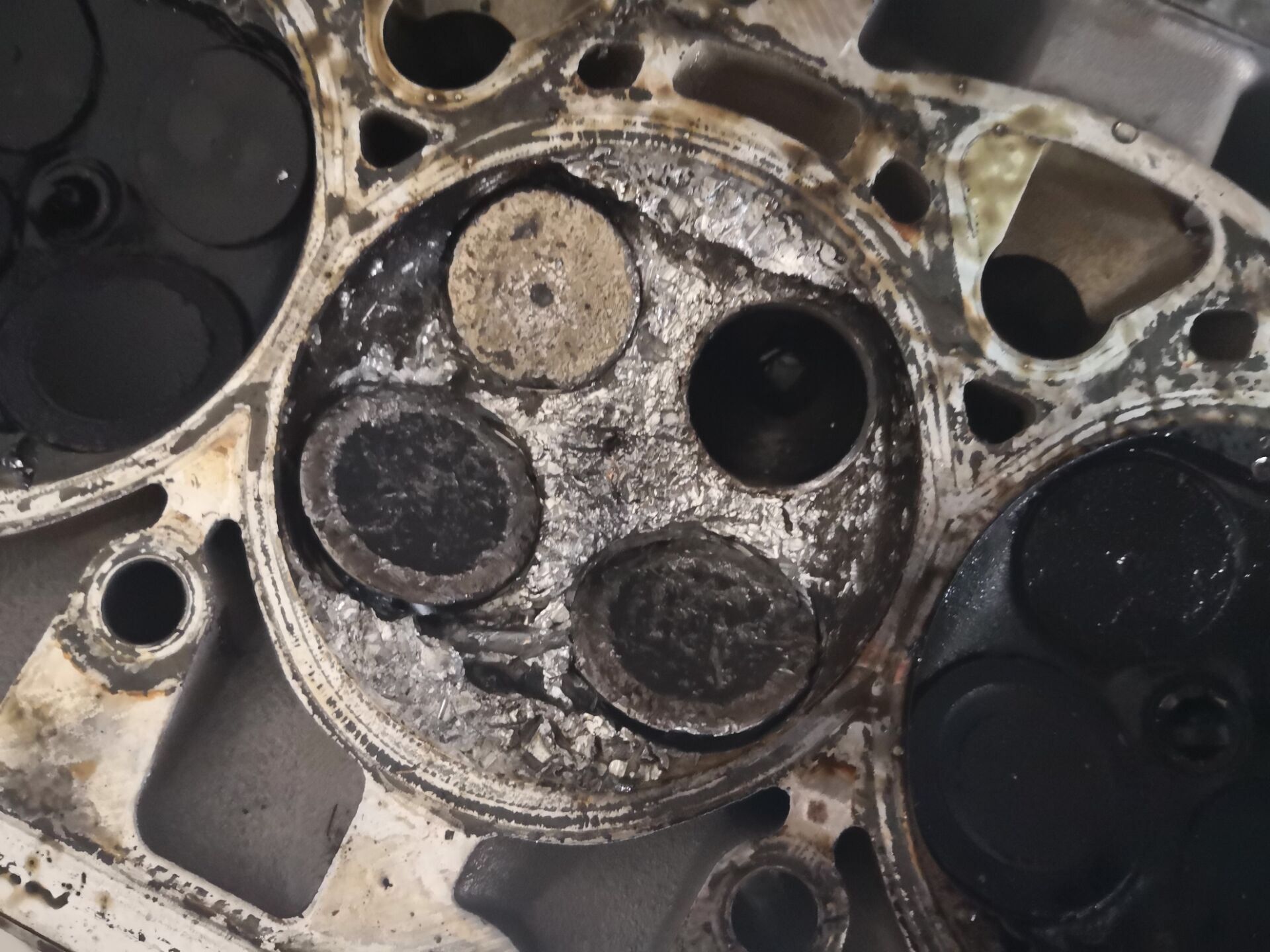 奥迪a4l严重烧机油怎么解决,奥迪a4l缸盖三通刚换过还是漏水