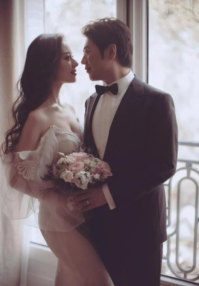 唐嫣罗晋婚纱照最新图片,唐嫣罗晋私下亲密细节婚纱照