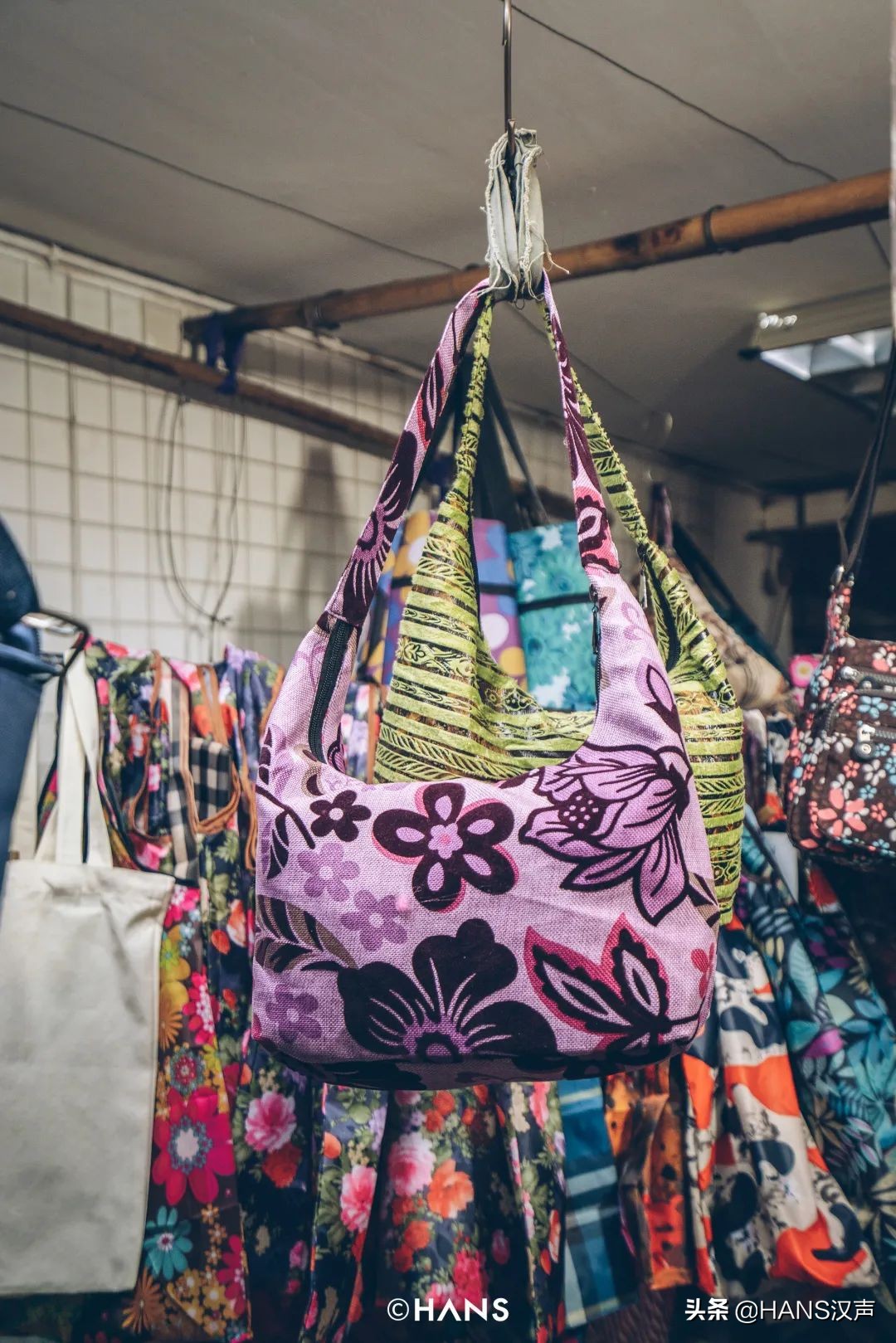 武汉神秘三角地，马路牙子上的通宵派对