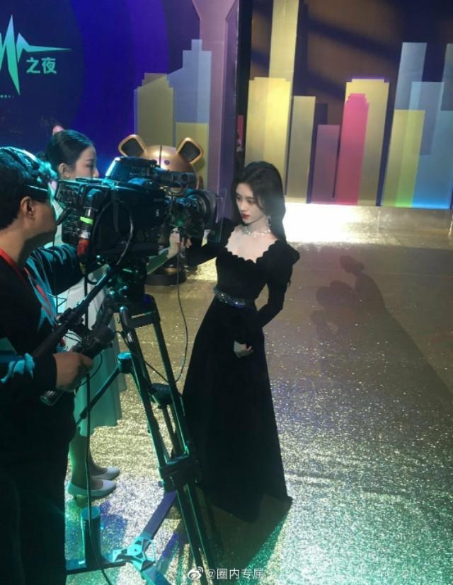 申花球迷立功了！一张合照揭开鞠婧祎身高之谜