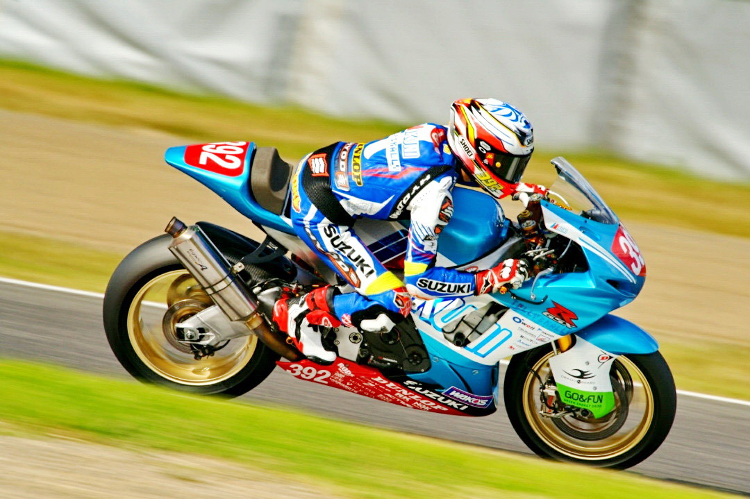 日企四缸600跑车的小灶J-GP2(4):惟墙内香的Suzuki