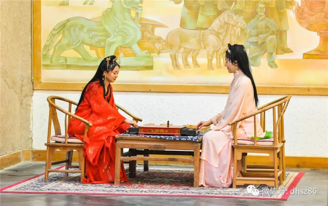 敦煌鸣沙山下百花争艳,甘肃敦煌鸣沙山下杏花枝头春意闹