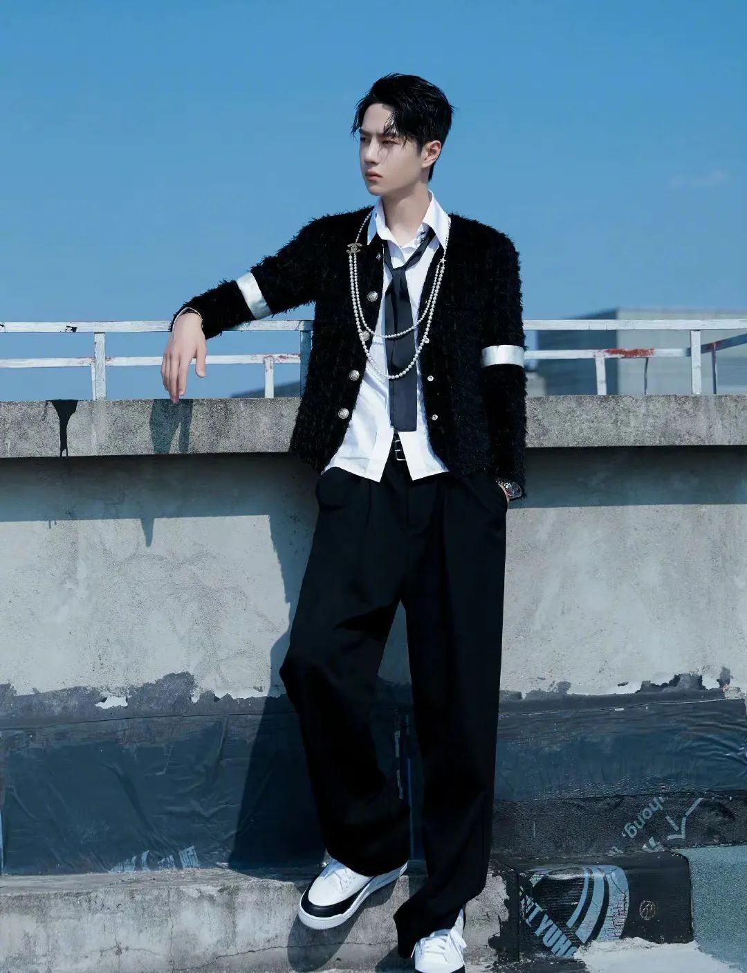 衣品超级好的男明星,王嘉尔穿的蔡徐坤同款衣服