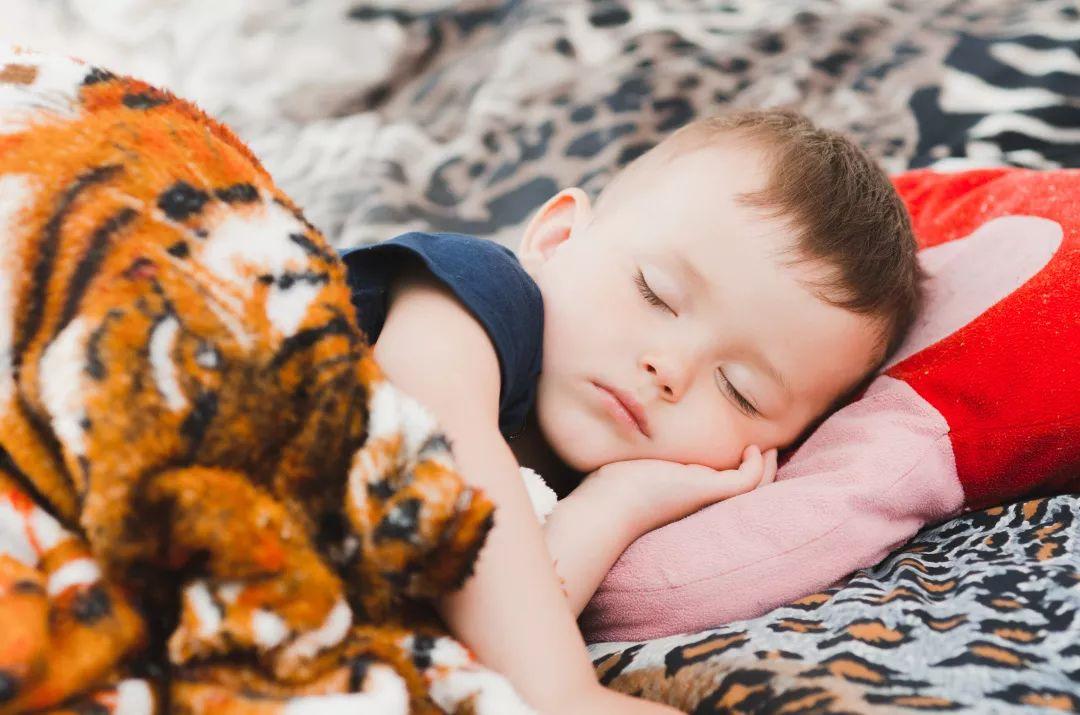 宝宝头型睡偏了有办法补救吗,宝宝头型已经睡偏了要怎样纠正