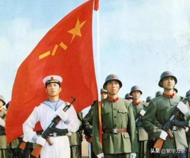 1956年10月1日国庆阅兵式,中国暴雨中的阅兵高清