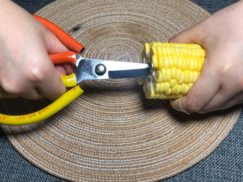 玉米粒上有一个小开关,原来玉米上有个小开关