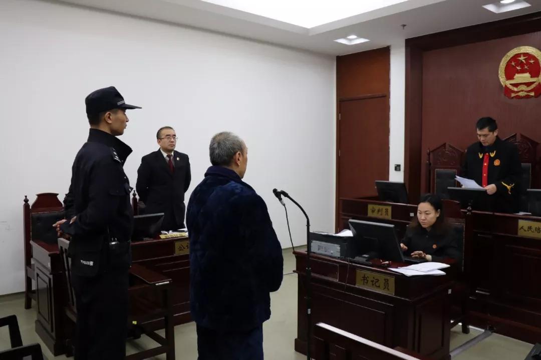 退休前他想“补贴”自己：倒卖储值卡、私藏金银纪念币