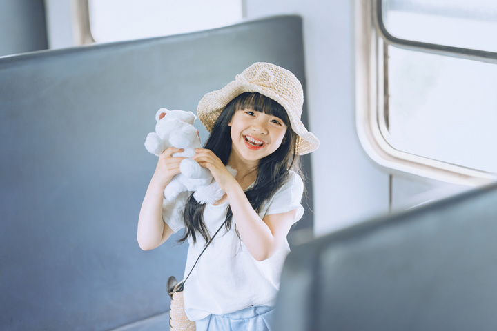 他所拍摄的萌娃温暖人心，满足了你对女儿的全部幻想