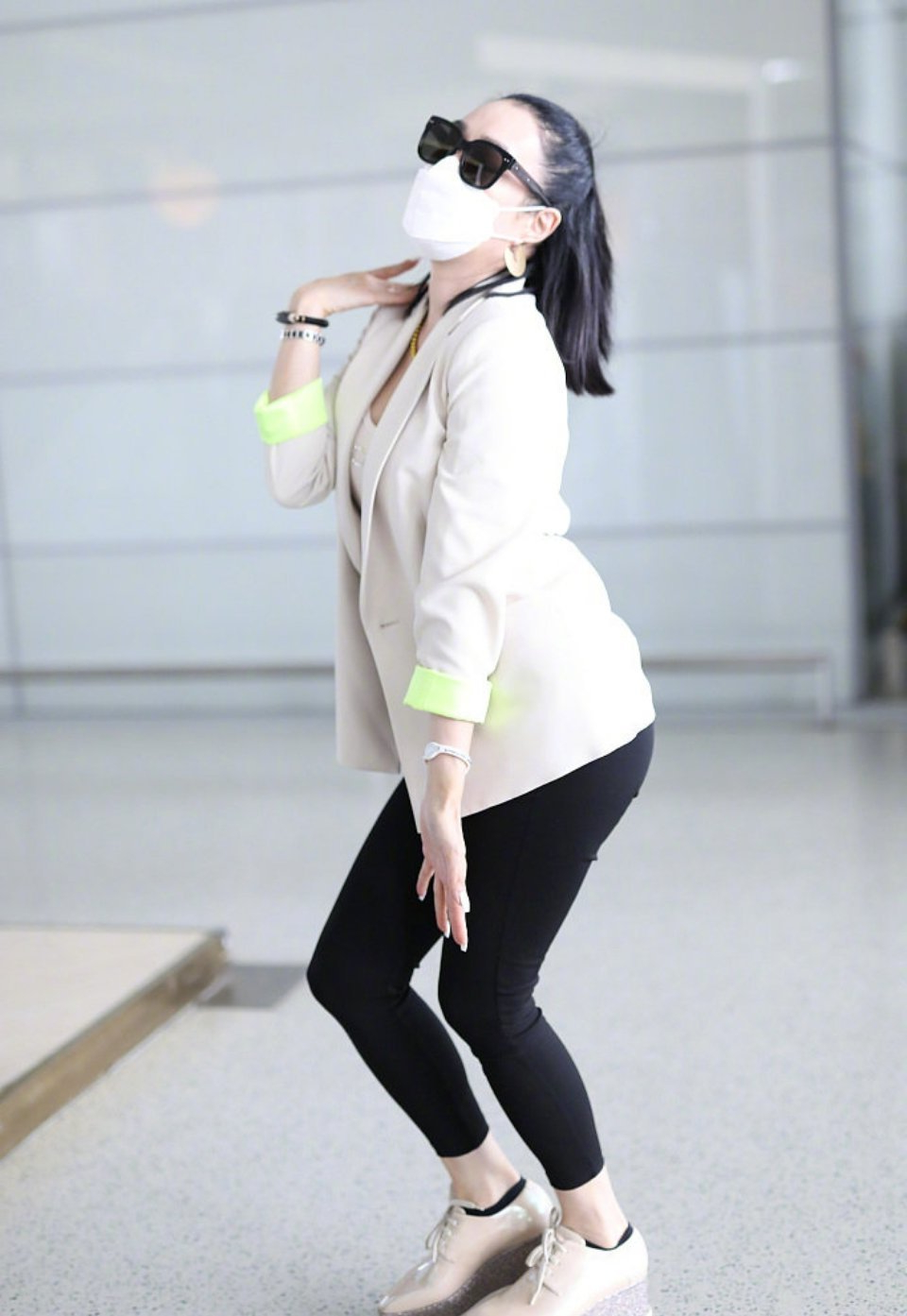 钟丽缇年轻时候穿搭,女人上了年纪不要穿的太老气