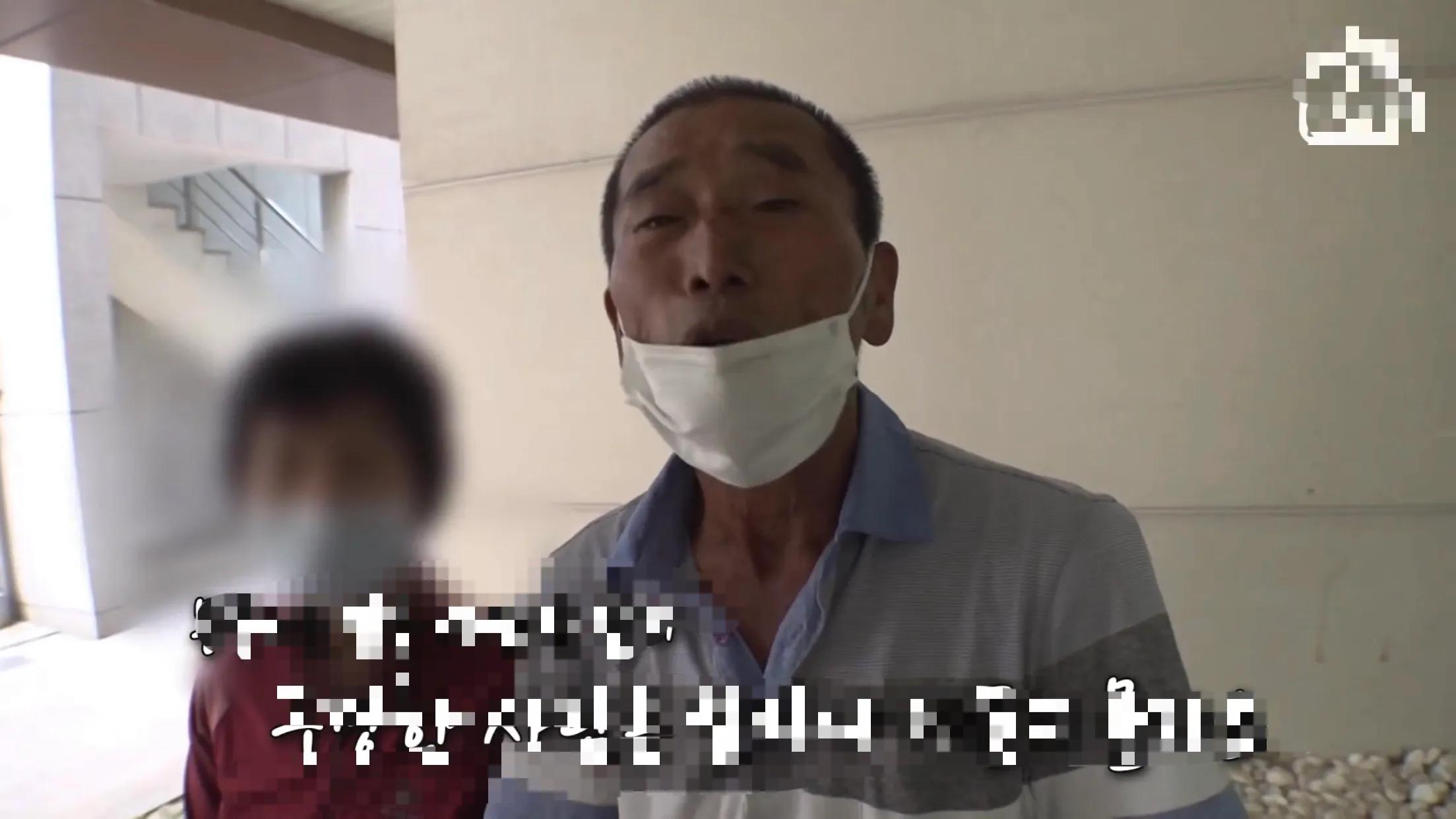 男人被蜘蛛缠身,男人被蜘蛛困住