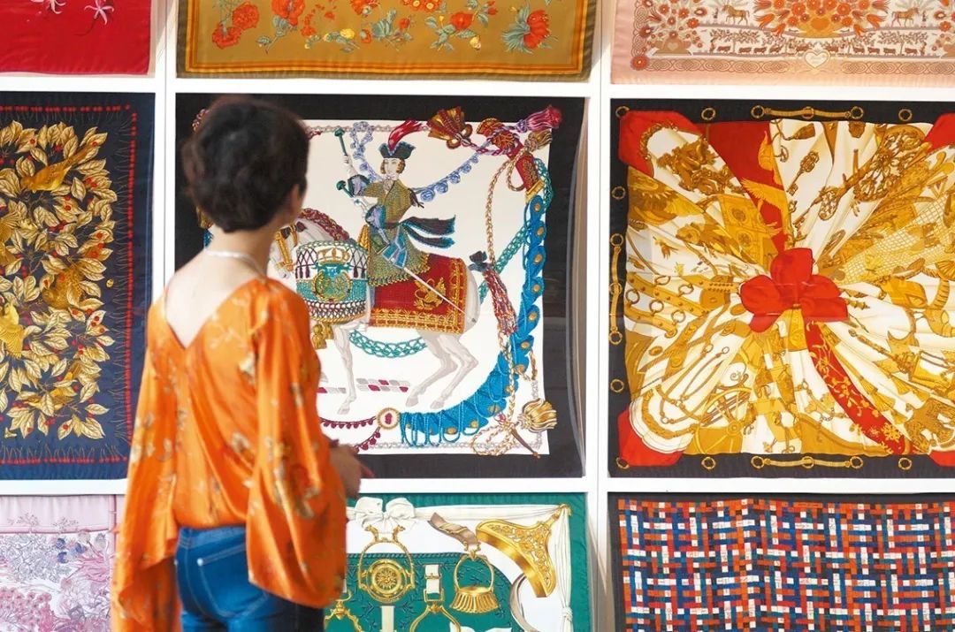 爱马仕丝巾为啥这么贵？7万多种颜色耗时两年看完就觉得值了