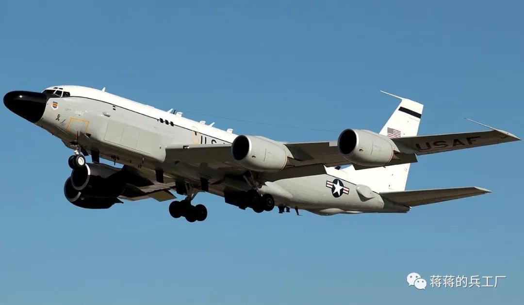 美国空军rc-135起飞,rc135s导弹侦察机背部鼓包