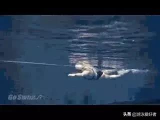 自由泳划水和打腿不协调怎么解决,自由泳想怎么游就怎么游