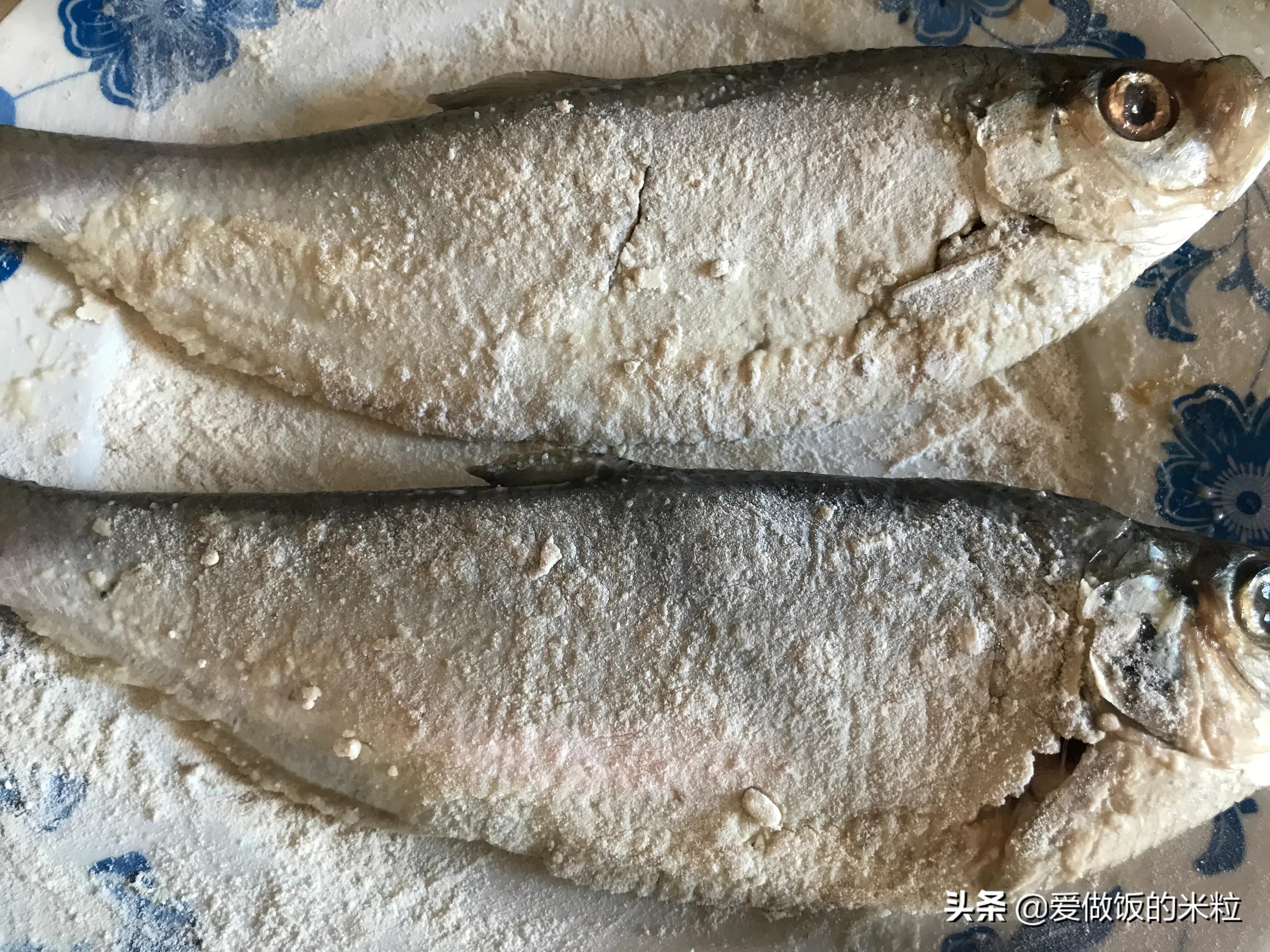 煎咸鱼的做法大全家常视频教程,煎鱼不煎糊的小窍门