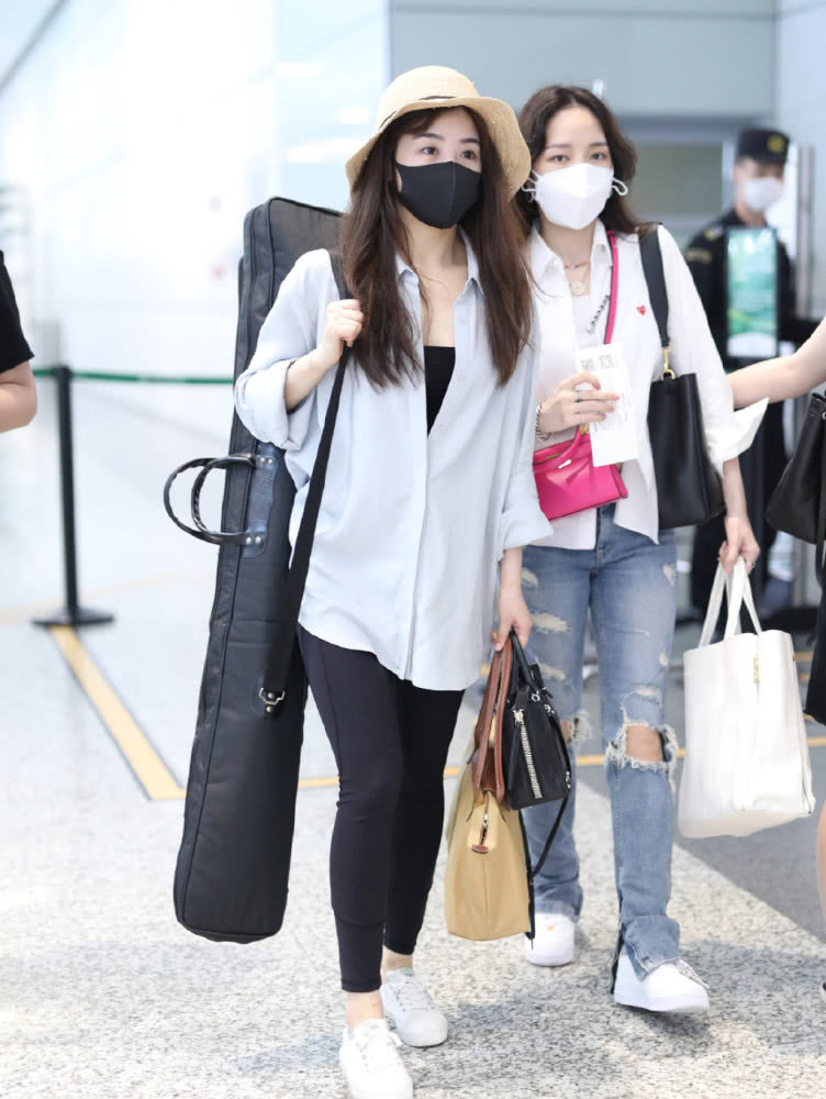 张含韵穿开叉长裙现身,张含韵最新街拍穿衣