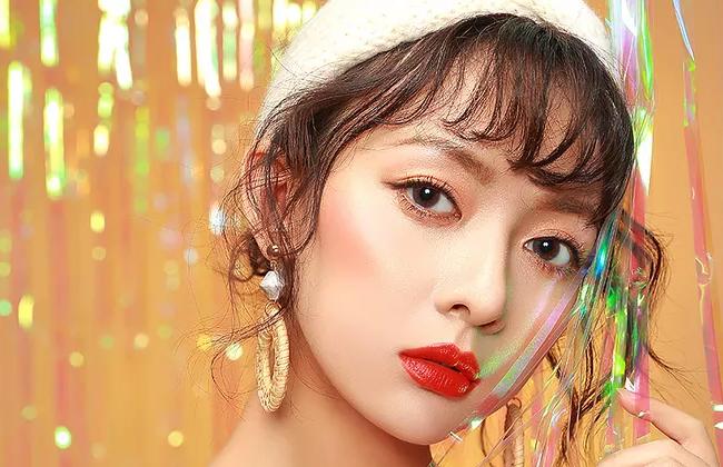 职场女无框眼镜,女白领上班时找隐形眼镜