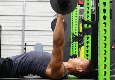 杠铃卧推左肩膀痛怎么恢复,杠铃卧推肩部疼需要继续练吗