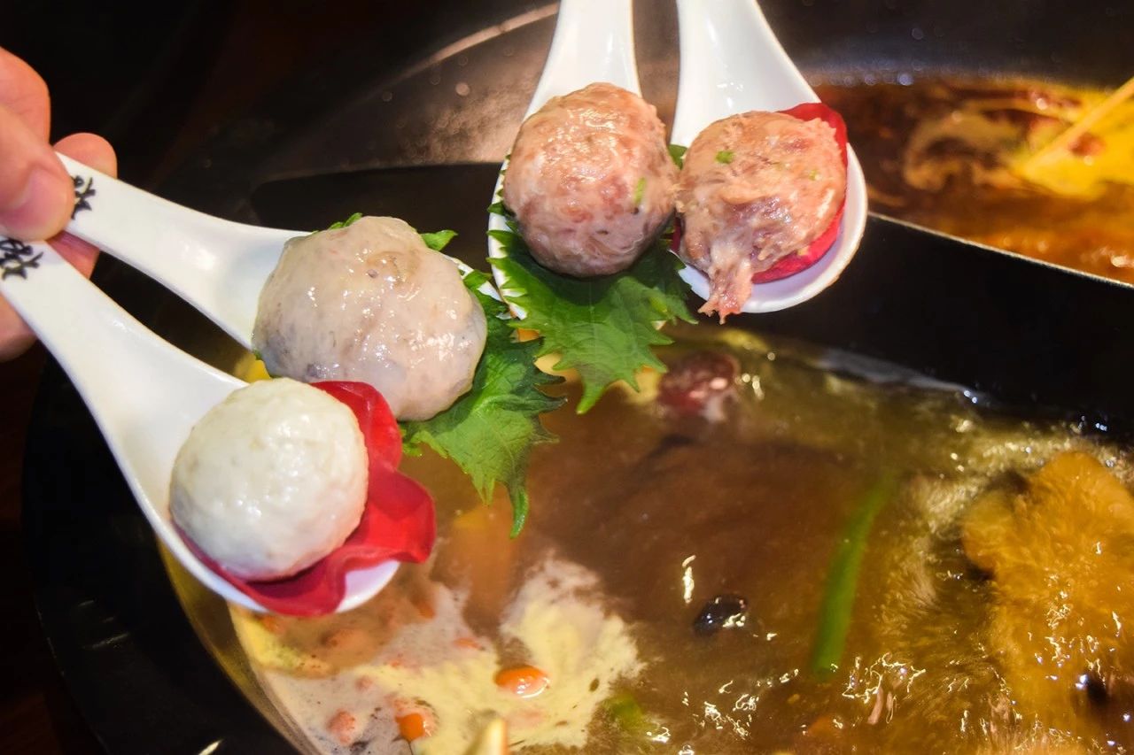 火锅还能喝汤？！征服无数街坊的火锅届黑马，十万份肥牛免费送！