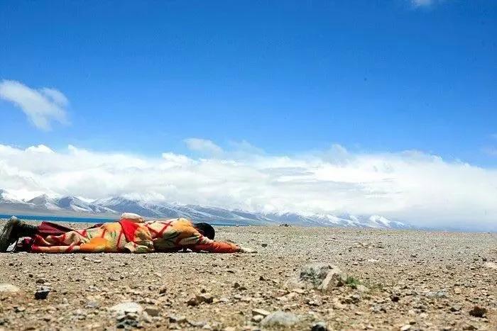 信仰的力量：*藏西**人为什么磕长头